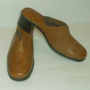 Clarks tan clogs